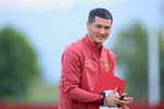 博主：进球前邵佳一一直在场边喊二点球 没想到国足也能踢4222